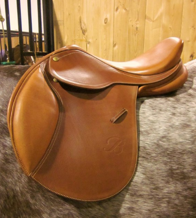 Close contact jumping saddle — forward-cut flap, shallow seat