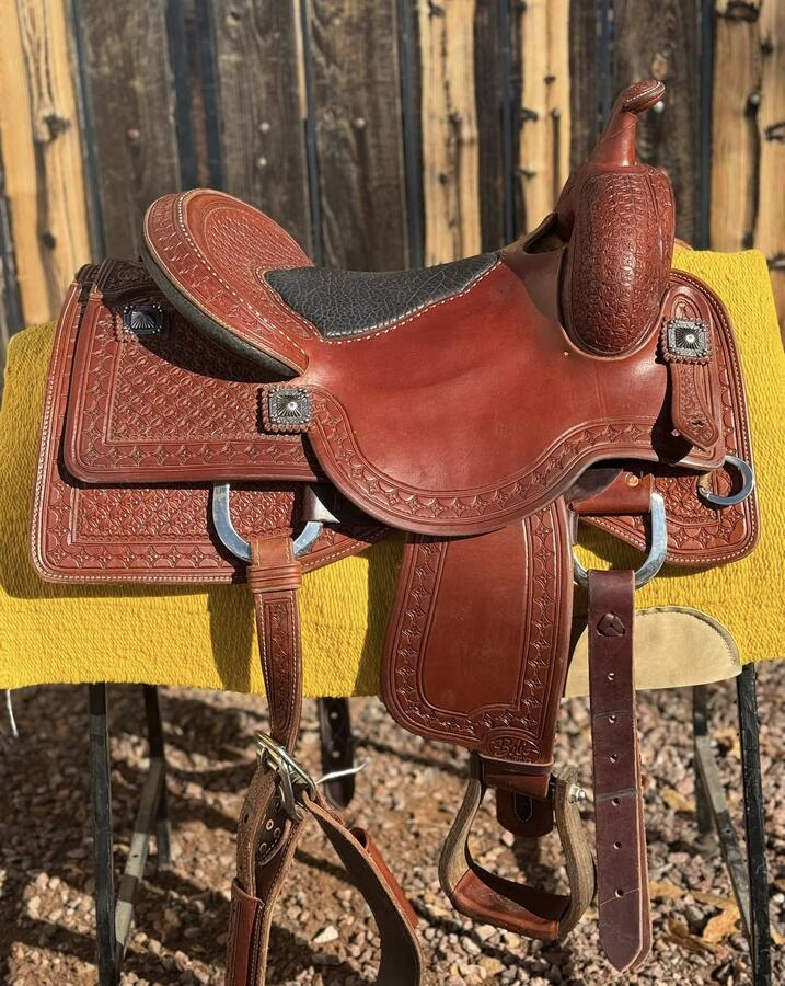 Reined cow horse saddle — intermediate seat and cantle between reining and cutting