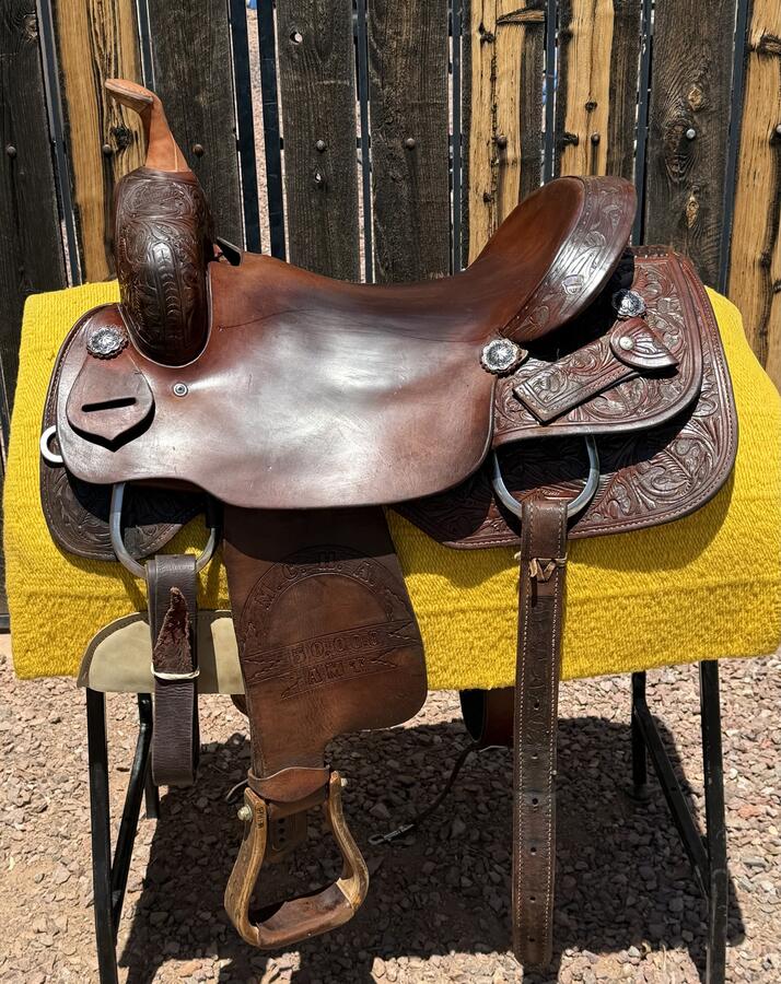 Cutting western saddle — deep seat, high cantle, tall horn