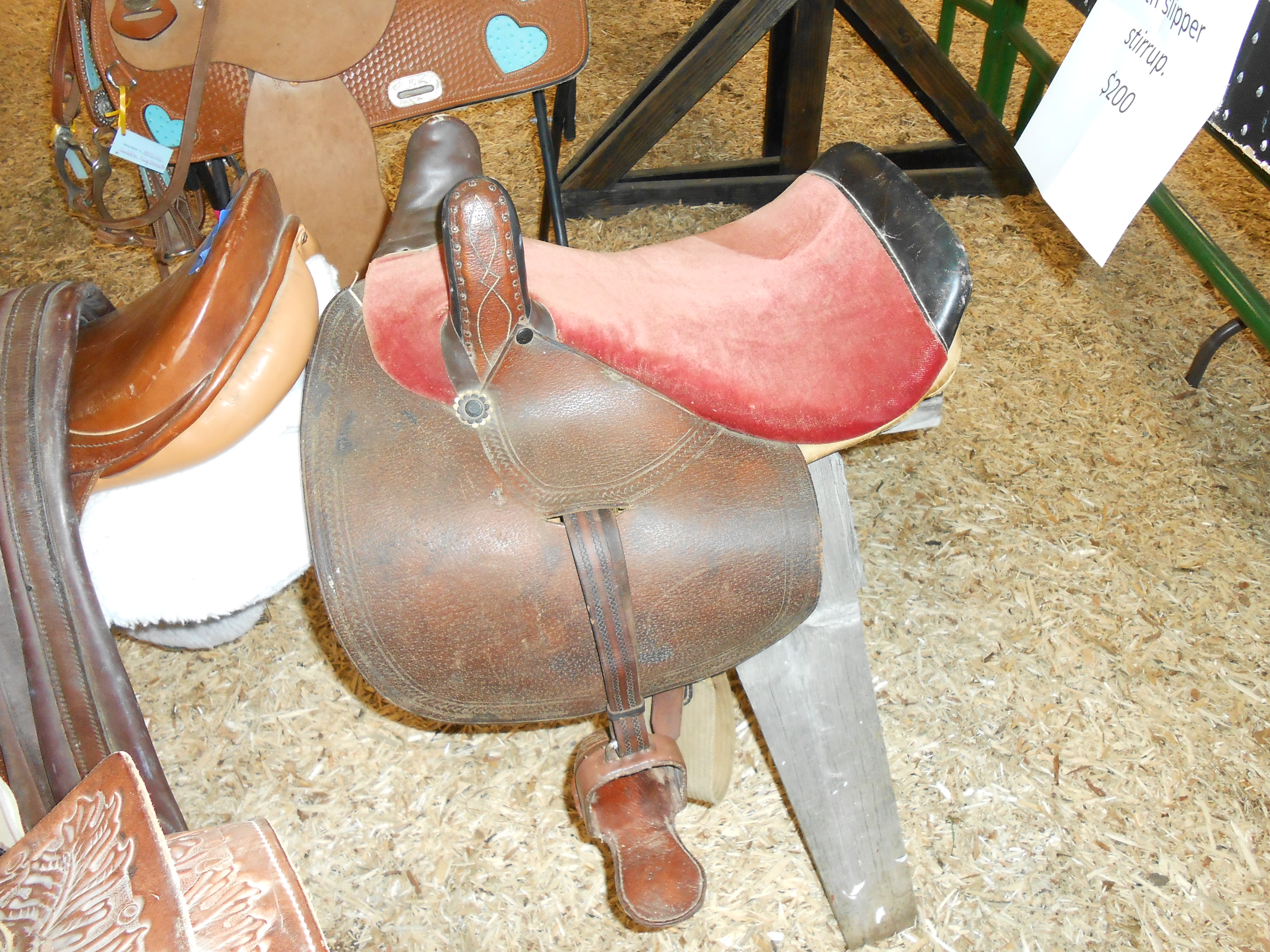 Sidesaddle — fixed head, leaping horn, single left stirrup
